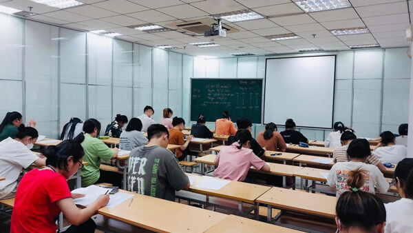 Sinh vi&ecirc;n kh&oacute;a K12 trường CĐ Y Khoa Phạm Ngọc Thạch&nbsp;thi tốt nghiệp