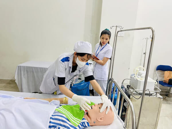 Sinh vi&ecirc;n kh&oacute;a K12 thi tốt nghiệp trong m&agrave;u &aacute;o blouse trắng