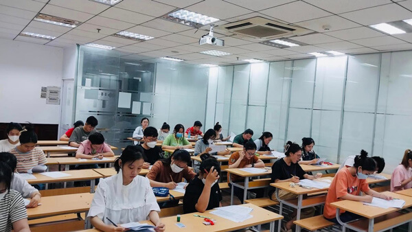 Phần thi l&yacute; thuyết diễn ra nghi&ecirc;m t&uacute;c, đ&uacute;ng quy chế