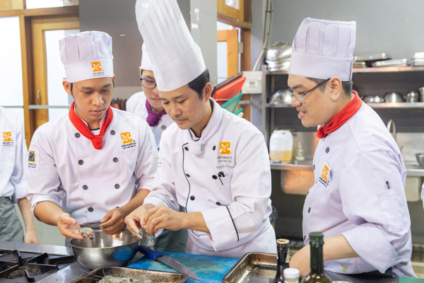 Nếu bạn c&oacute; niềm đam m&ecirc; với ẩm thực h&atilde;y theo học nghề đầu bếp