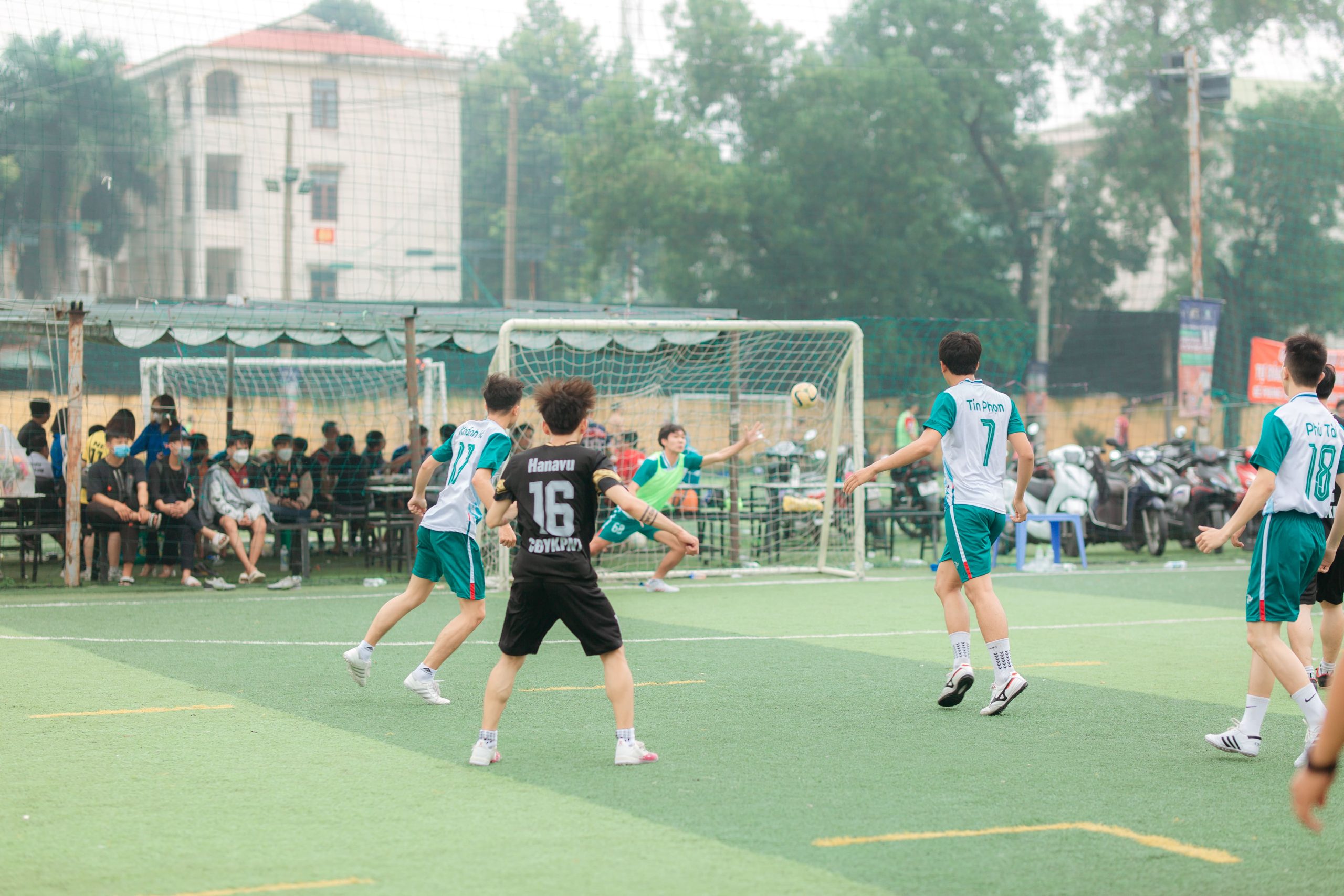 Cầu thủ s&uacute;t b&oacute;ng v&agrave;o cầu m&ocirc;n