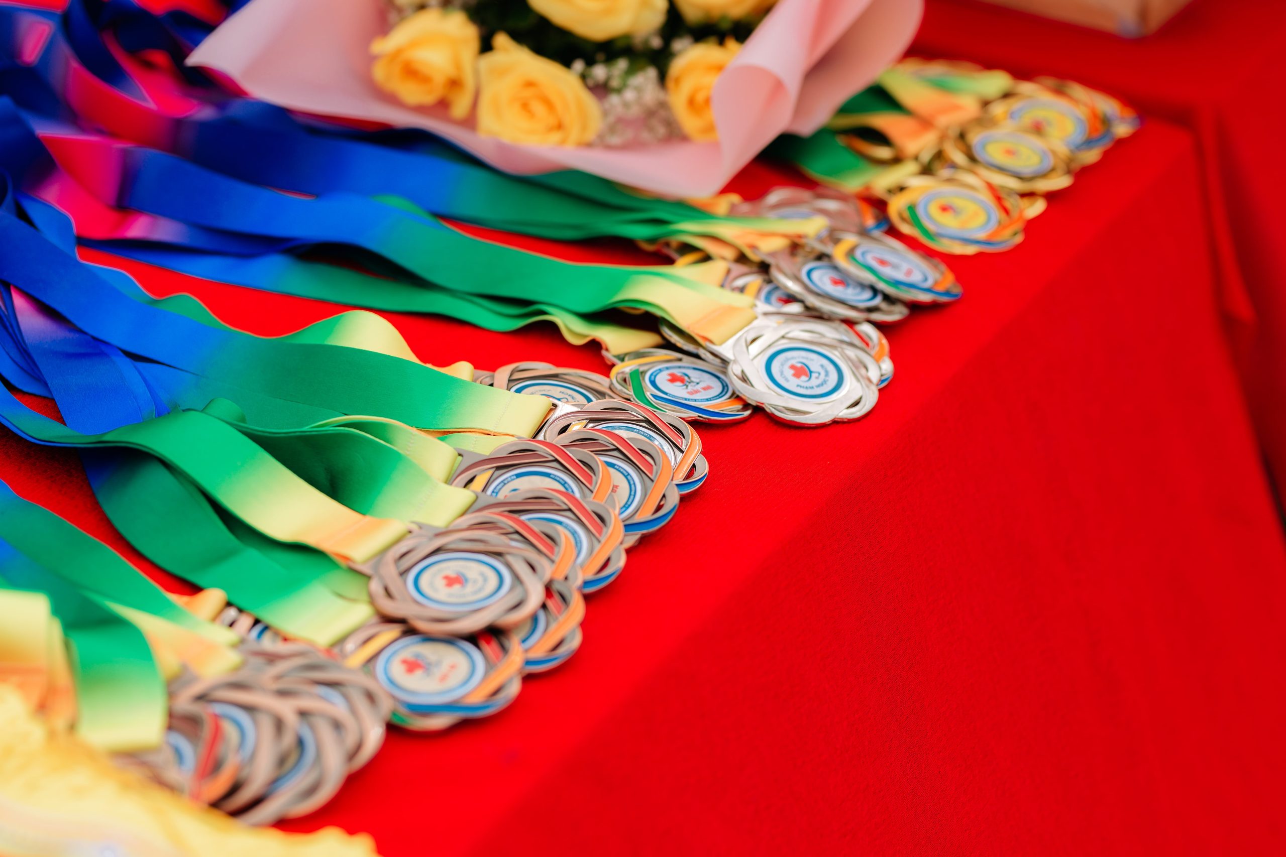 C&aacute;c huy chương đang chờ c&aacute;c đội b&oacute;ng