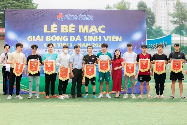 C&aacute;c đội nhận cờ v&agrave; lưu niệm b&oacute;ng đ&aacute; Y Khoa Phạm Ngọc Thạch 