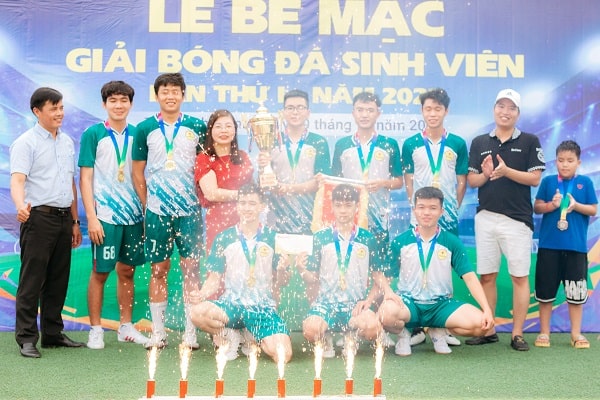 Đội Li&ecirc;n Minh D5.6.7. ĐD5 K12 h&aacute;o hức nhận Huy chương v&agrave;ng v&agrave; trở th&agrave;nh đội xuất sắc nhất