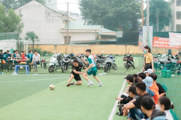 t&igrave;nh huống tranh chấp b&oacute;ng giữa 2 cầu thủ