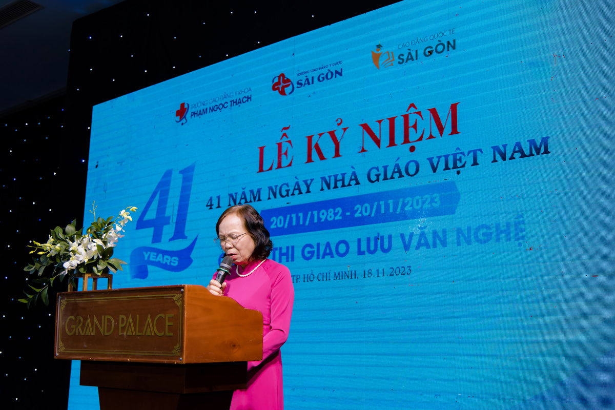 PGS. TS C&ocirc; Phạm Thị L&yacute; &ndash; Hiệu trưởng nh&agrave; trường l&ecirc;n s&acirc;n khấu đọc diễn văn gửi lời ch&uacute;c mừng ng&agrave;y 20-11-2023