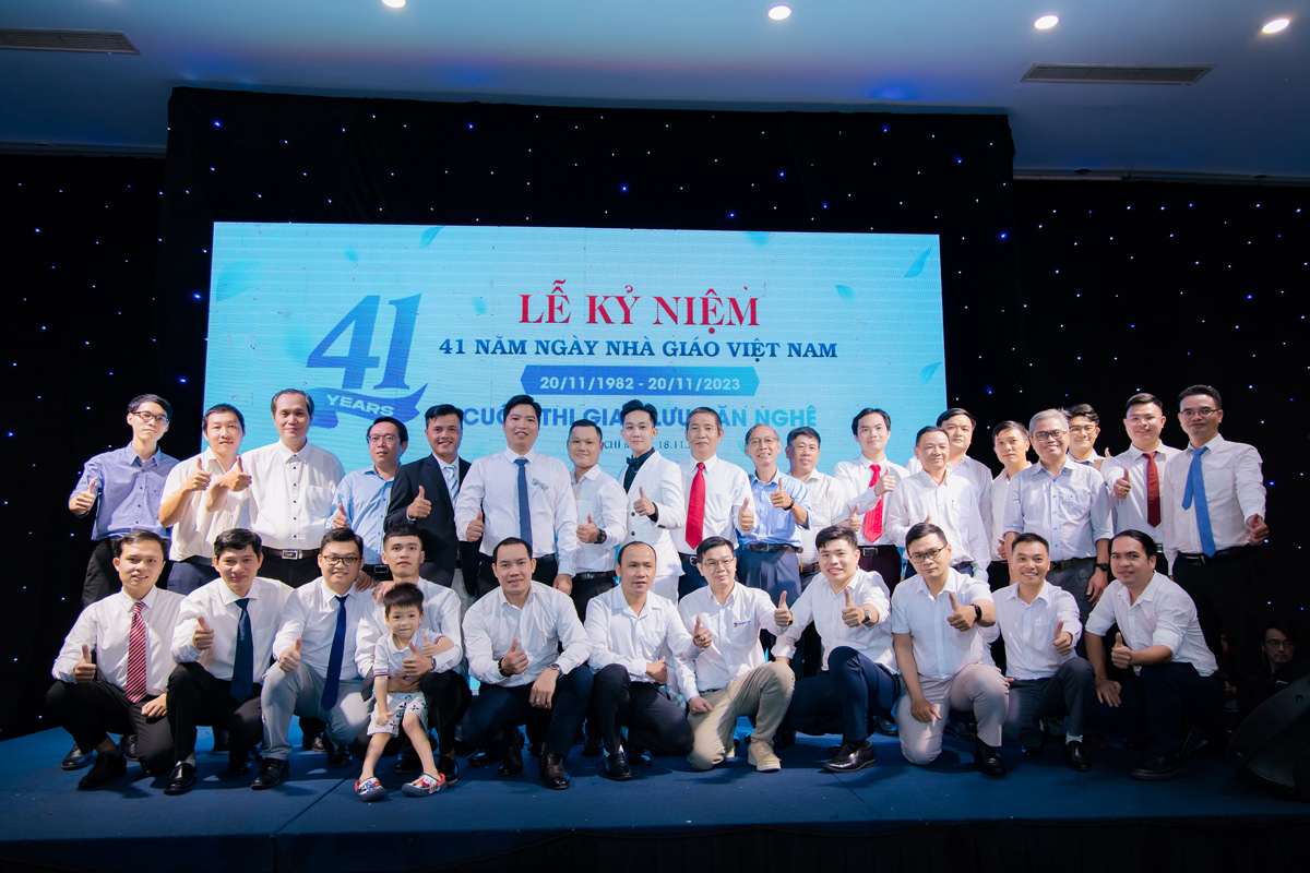 C&aacute;c Thầy gi&aacute;o tới tham dự buổi Lễ Kỷ niệm 41 năm ng&agrave;y Nh&agrave; gi&aacute;o Việt Nam 20/11/2023