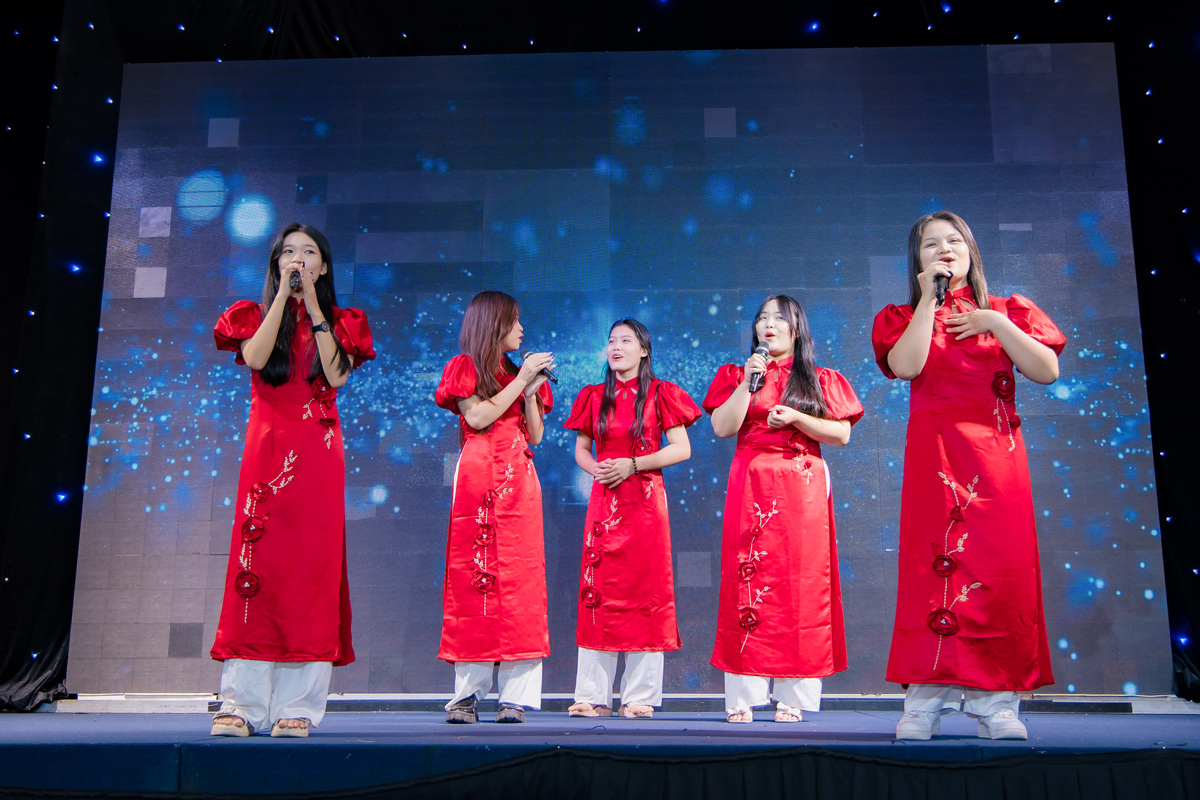 Bản Mashup 2 b&agrave;i T&ocirc;i người Việt Nam v&agrave; Qu&ecirc; hương Việt Nam được thể hiện bởi c&aacute;c bạn K15 Điều dưỡng 4.1 h&aacute;t TOP ca