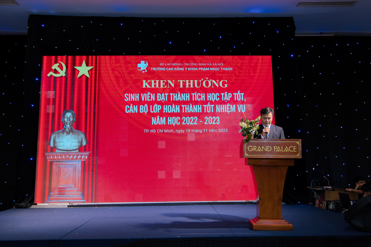 Thầy Qu&acirc;n đọc Khen thưởng sinh vi&ecirc;n học tập tốt, c&aacute;n bộ lớp ho&agrave;n th&agrave;nh tốt nhiệm vụ 2022-2023