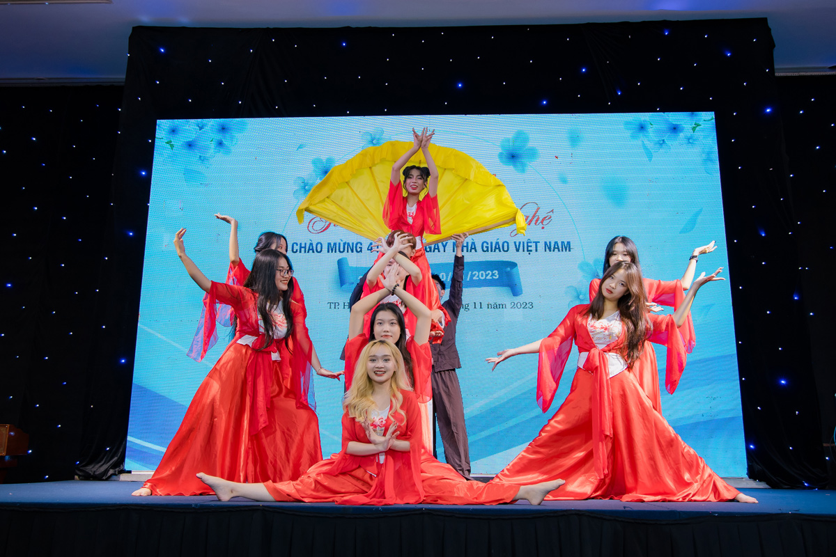 M&uacute;a tập thể bởi c&aacute;c bạn sinh vi&ecirc;n trường Cao đẳng Y Khoa Phạm Ngọc Thạch