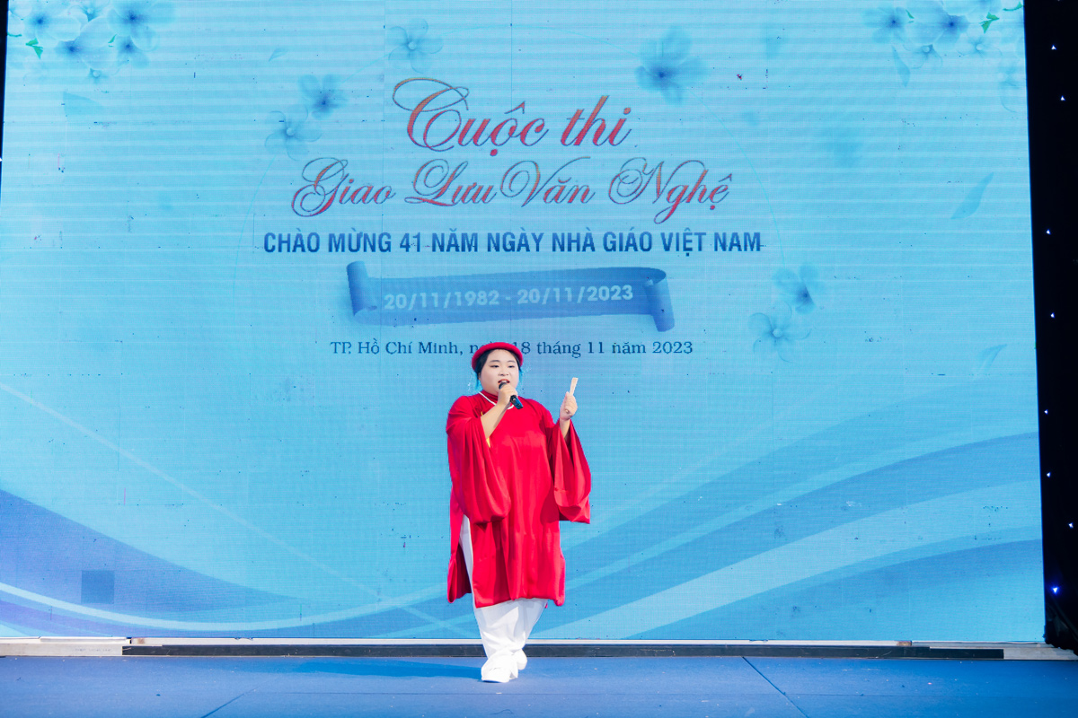 Bạn Nguyễn L&ecirc; Th&ugrave;y Dương thể hiện b&agrave;i h&aacute;t Việt Nam trong t&ocirc;i l&agrave;