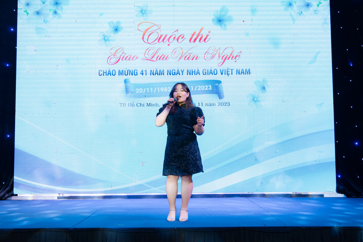 Bạn Nguyễn Ngọc Diễm Quỳnh K15 Dược 3.1 thể hiện b&agrave;i h&aacute;t  B&oacute;ng m&acirc;y qua thềm