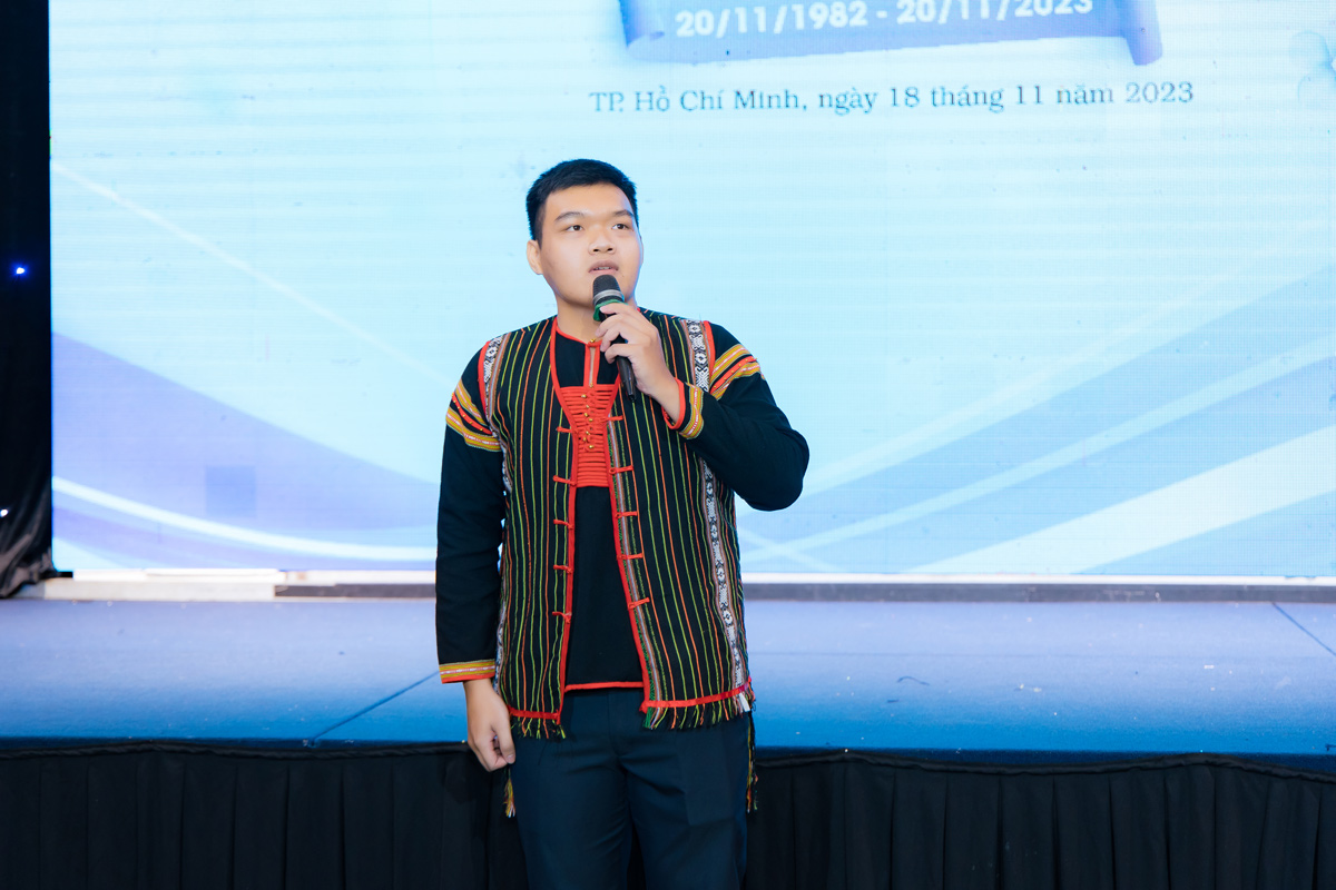 Bạn Nguyễn Thanh Lu&acirc;n thể hiện b&agrave;i h&aacute;t S&ocirc;ng đắc krong m&ugrave;a xu&acirc;n về 