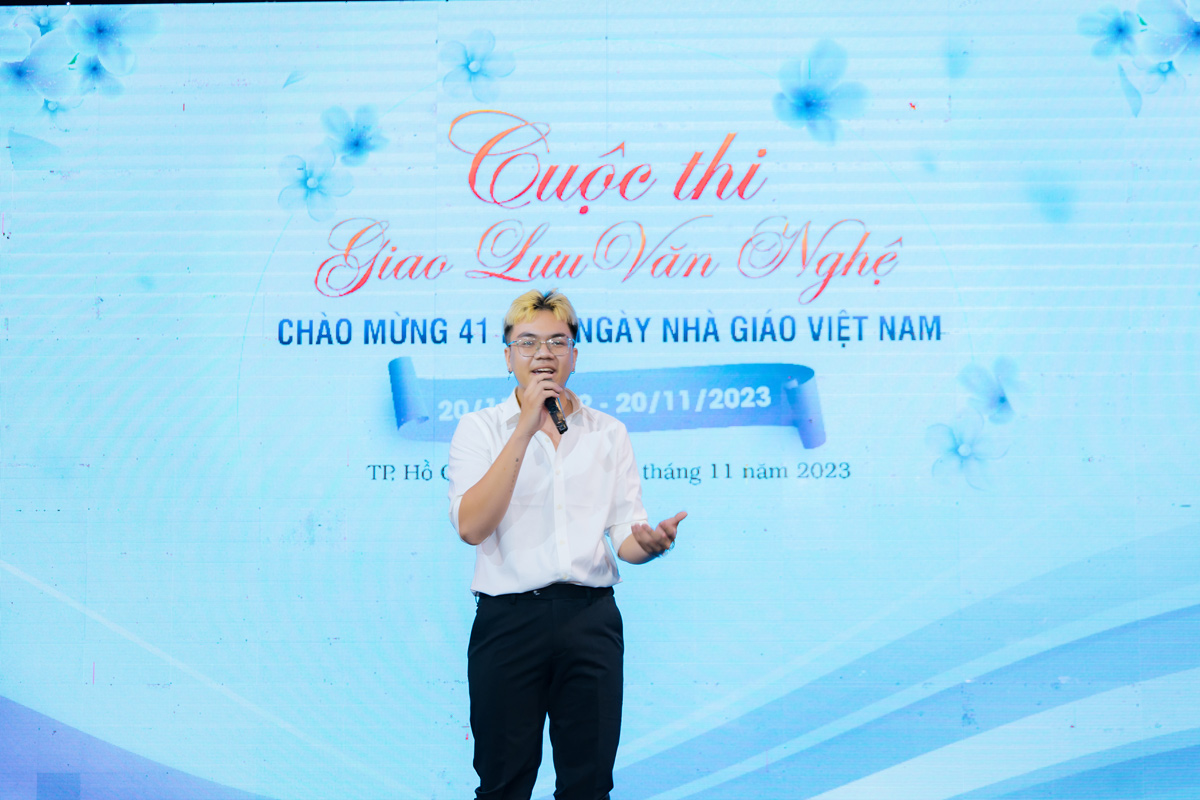 Bạn &Ocirc;n Gia Bảo thể hiện tiết mục tiếng Anh với ca kh&uacute;c Ex's Hate Me 