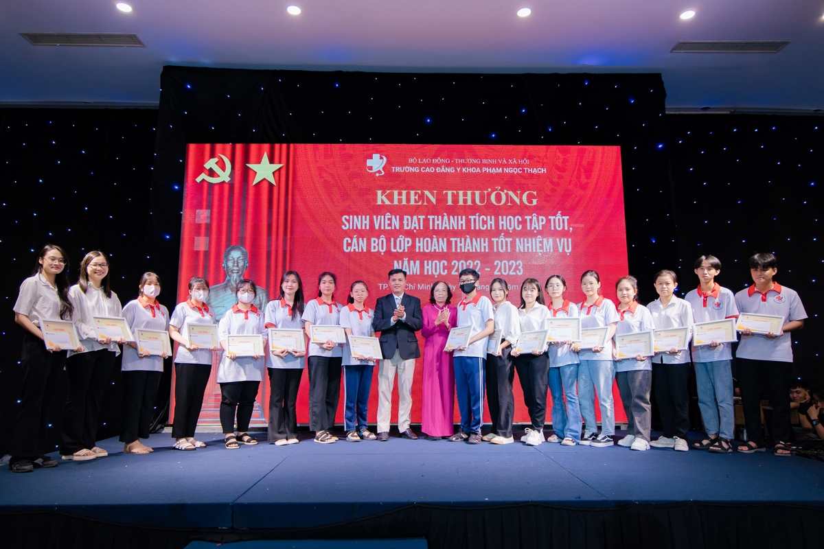 Khen thưởng c&aacute;c bạn sinh vi&ecirc;n th&agrave;nh t&iacute;ch học tập tốt, c&aacute;n bộ lớp ho&agrave;n th&agrave;nh tốt nhiệm vụ 2022-2023