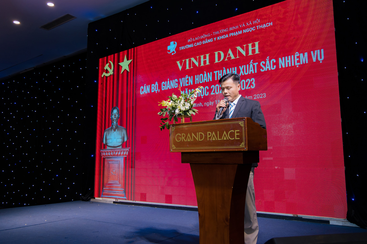 Thầy Nguyễn Th&agrave;nh Qu&acirc;n &ndash; Ph&oacute; Hiệu trưởng Nh&agrave; trường c&ocirc;ng bố quyết định khen thưởng cho c&aacute;c c&aacute;n bộ, giảng vi&ecirc;n ho&agrave;n th&agrave;nh xuất sắc nhiệm vụ năm học 2022 &ndash; 2023
