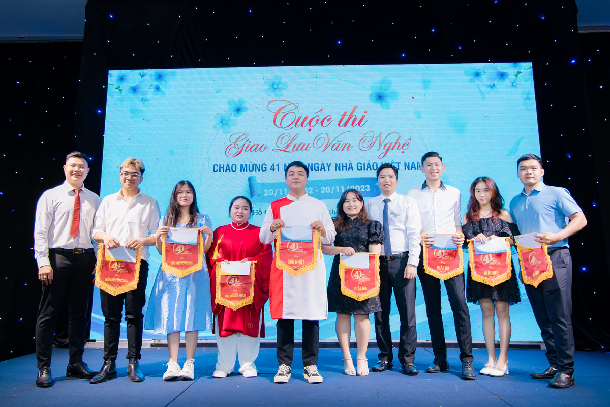 Trao giải cuộc thi văn nghệ ch&agrave;o mừng ng&agrave;y nh&agrave; gi&aacute;o Việt Nam 20/11/2023