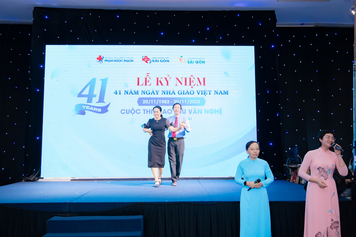 Kết hợp giữa c&ocirc; v&agrave; tr&ograve; Trường Cao đẳng Y khoa Phạm Ngọc Thạch với tiết mục Người Thầy