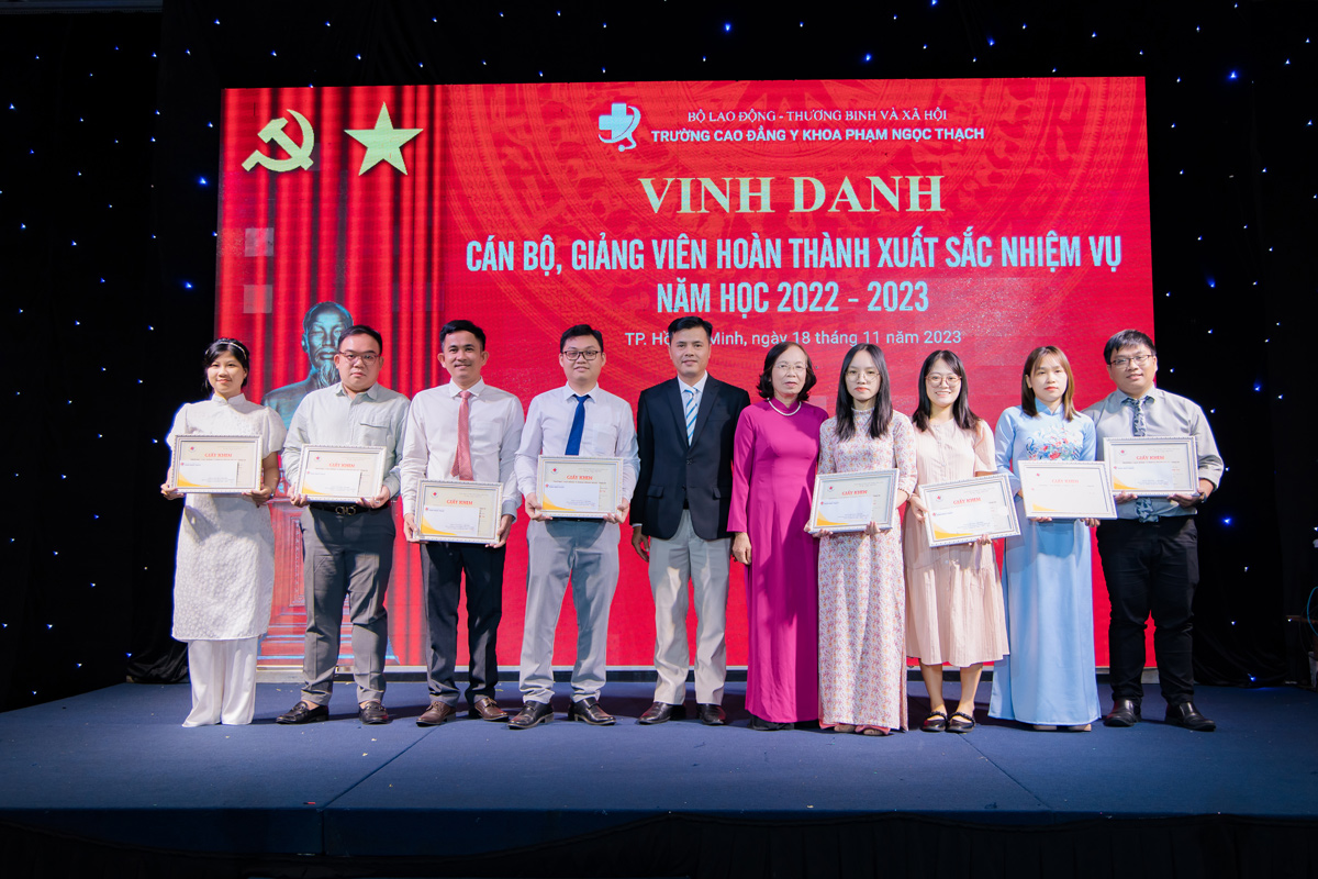 C&aacute;c c&aacute;n bộ giảng vi&ecirc;n được vinh danh ho&agrave;n th&agrave;nh xuất sắc nhiệm vụ 2022-2023