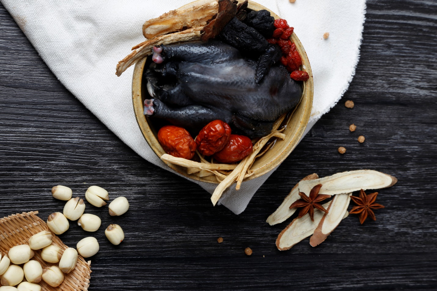 Gà ác có tác dụng giúp tăng cường sức khỏe, đặc biệt là những người bị thiếu máu