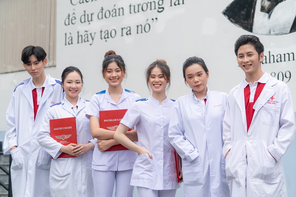 Theo học ngành Y học cổ truyền tại Trường Cao đẳng Y Khoa Phạm Ngọc Thạch