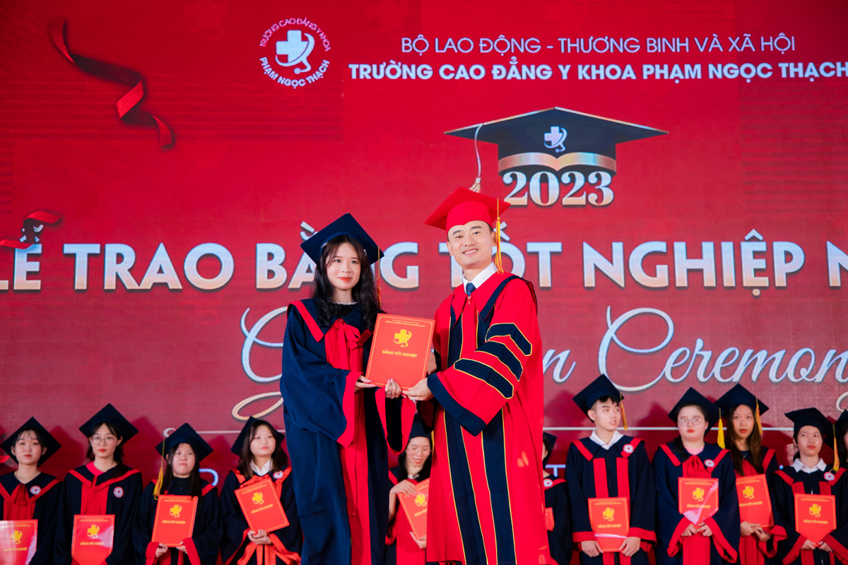 Chủ tịch Bùi Văn Tự trao bằng tốt nghiệp cho sinh viên