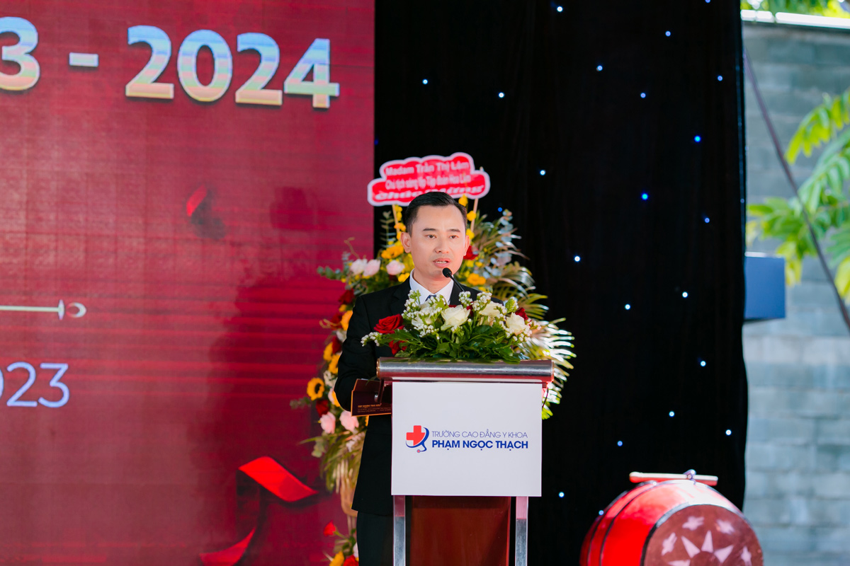 TS. B&ugrave;i Văn Tự - Chủ tịch HĐQT nh&agrave; trường l&ecirc;n ph&aacute;t biểu trong buổi lễ