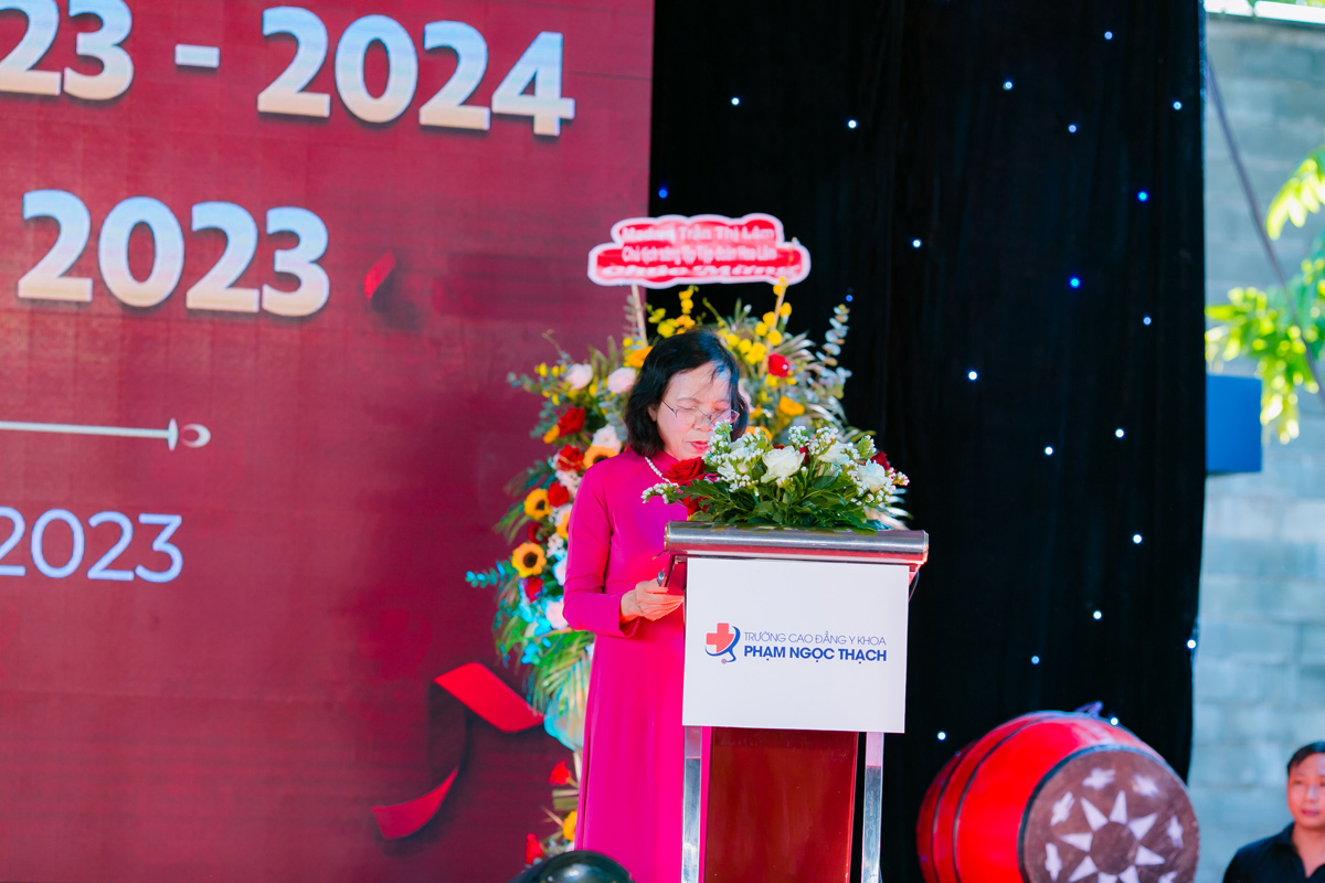 C&ocirc; Hiệu trưởng PGS.TS Phạm Thị L&yacute; ph&aacute;t biểu lễ Khai giảng 2023-2024