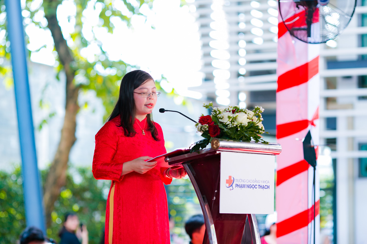 Th.S Nguyễn Thị Nh&agrave;n - Ph&oacute; Hiệu trưởng nh&agrave; trường quyết định trao thưởng cho c&aacute;c em sinh vi&ecirc;n