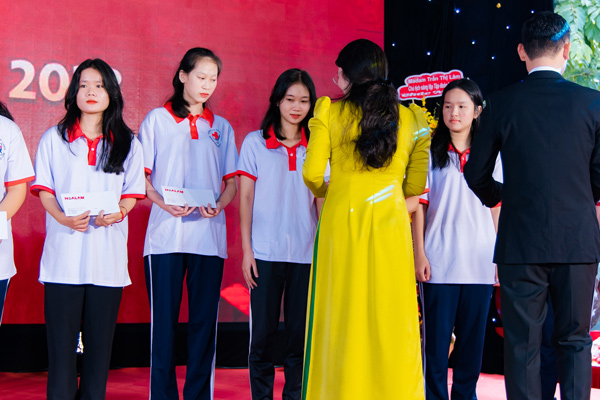 Khen thưởng c&aacute;c em t&acirc;n sinh vi&ecirc;n c&oacute; th&agrave;nh t&iacute;ch học tập xuất sắc 2023