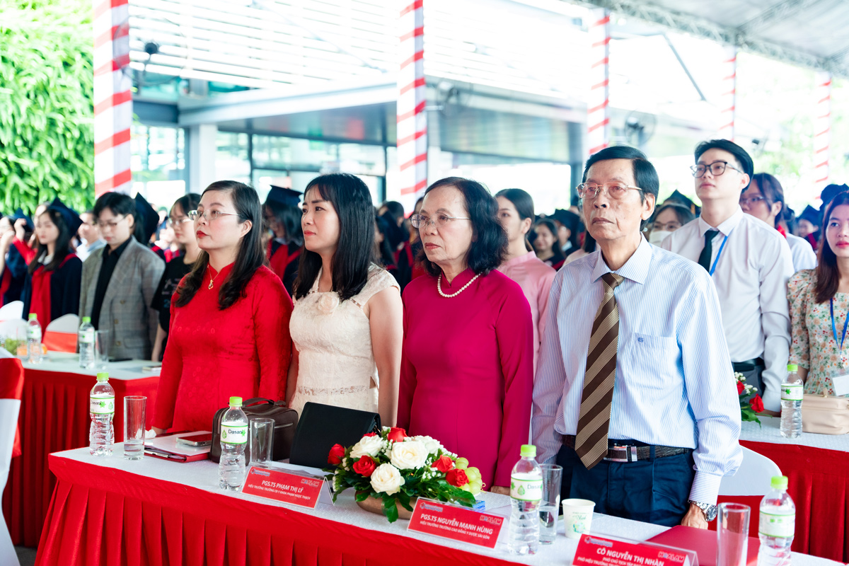 Quý Thầy cô Giảng viên, Cán bộ của nhà trường và các bạn sinh viên