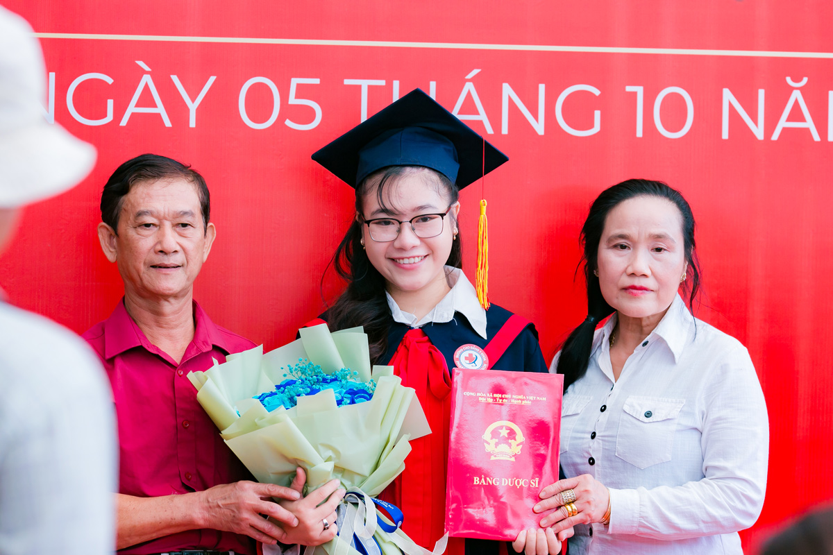 Sinh viên tốt nghiệp chụp ảnh cùng người thân
