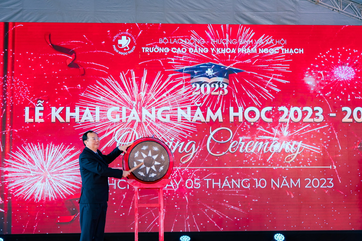 Thầy PGS. TS B&aacute;c sĩ Nguyễn Văn Cường đ&aacute;nh trống l&ecirc; khai giảng 2023-2024