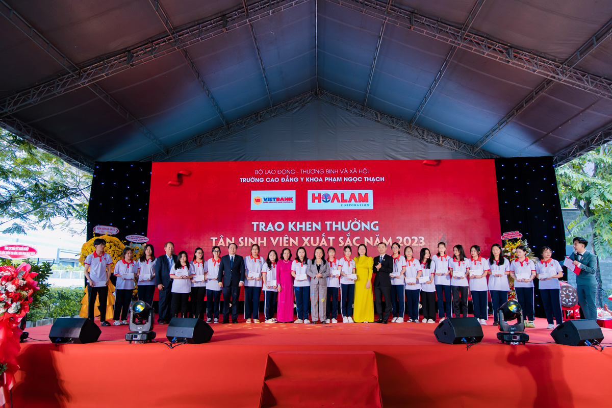 Trao khen thưởng T&acirc;n Sinh vi&ecirc;n xuất sắc năm 2023