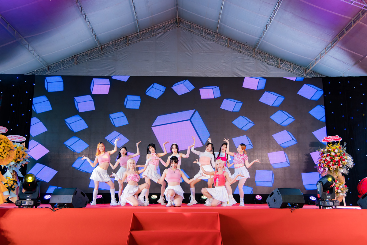 Văn nghệ của sinh vi&ecirc;n trong buổi lễ trao bằng