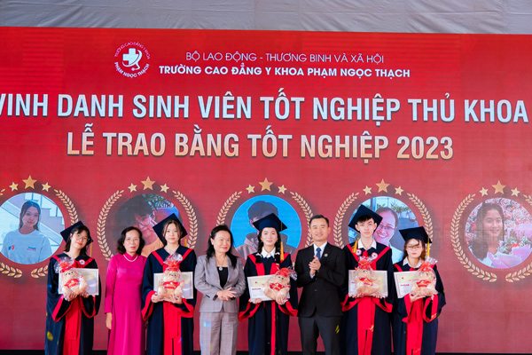 khen thưởng và tuyên dương những sinh viên thủ khoa