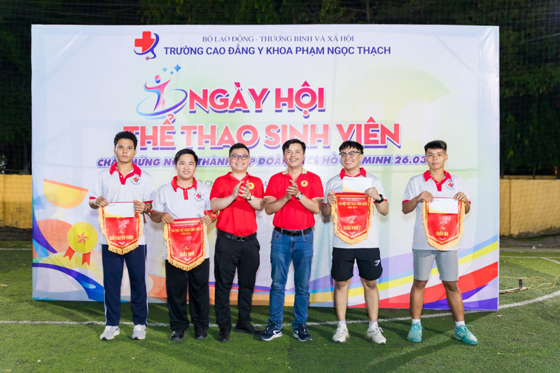 BTC Trường trao cờ cho sinh vi&ecirc;n đạt giải