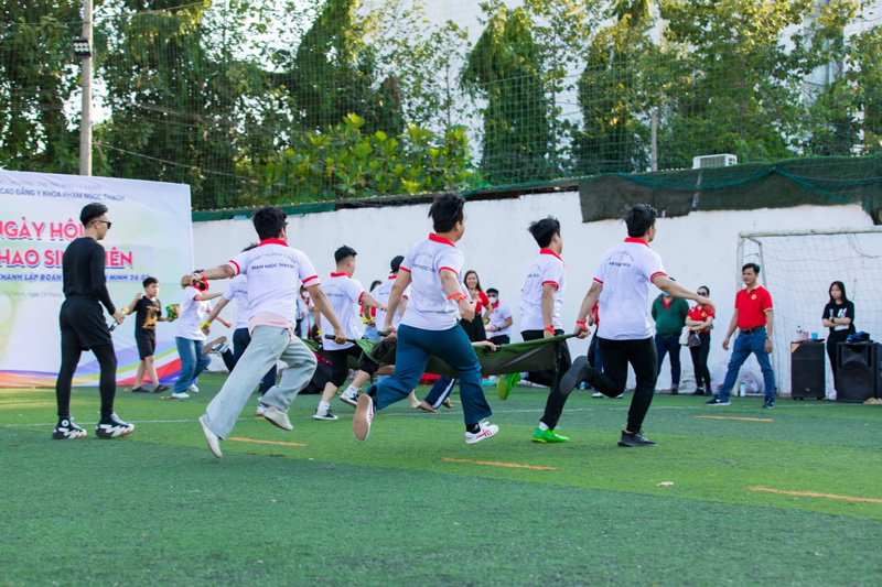 Tr&ograve; chơi chạy tiếp sức cứu hộ