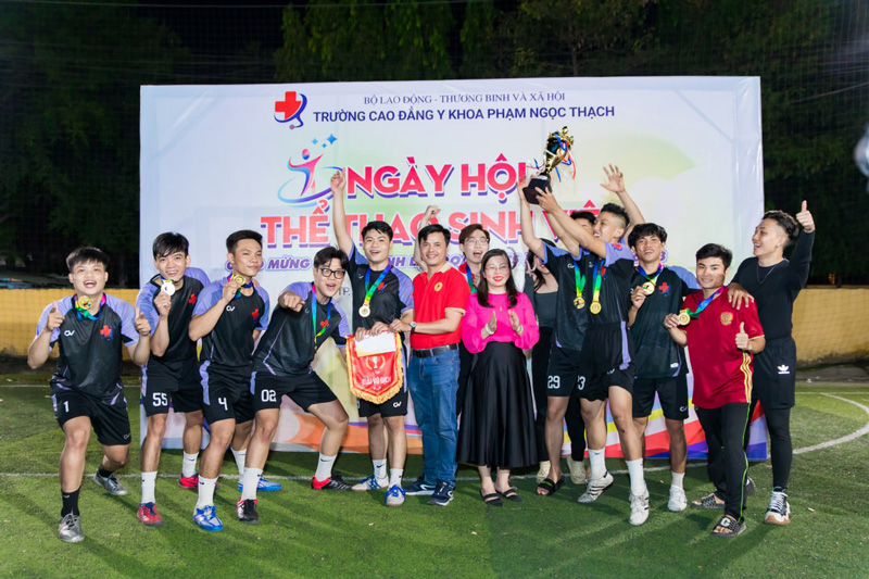 BTC trao Cờ lưu niệm, Huy chương v&agrave;ng v&agrave; C&uacute;p cho đội v&ocirc; địch