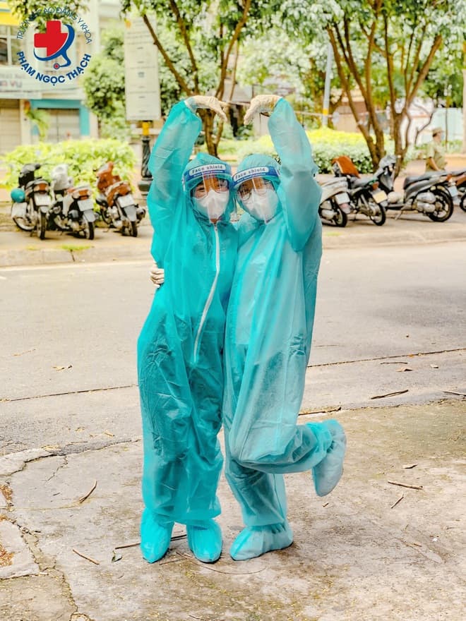 Sinh viên trường Cao Đẳng Y Khoa Phạm Ngọc Thạch tại điểm dịch huyện Nhà Bè.