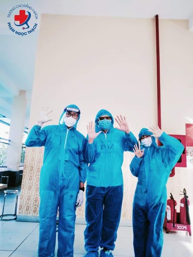 Sinh viên trường CĐ Y khoa Phạm Ngọc Thạch tại điểm dịch huyện Nhà Bè