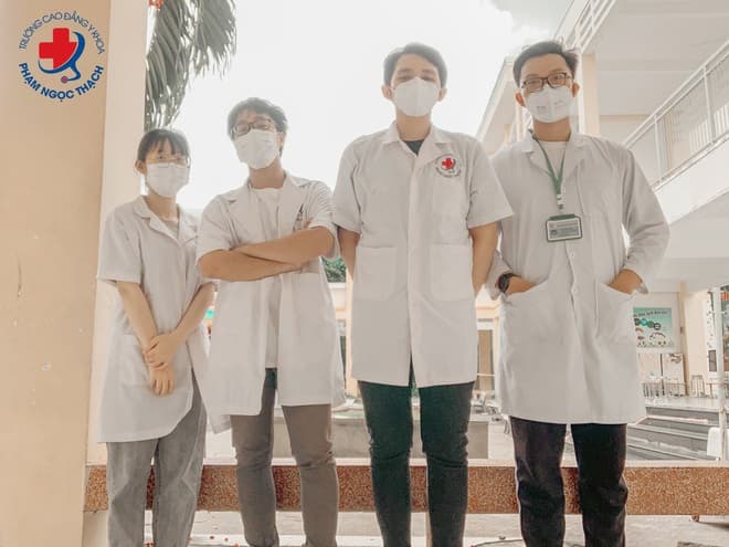 Sinh viên trường CĐ Y khoa Phạm Ngọc Thạch tại điểm dịch quận 10.