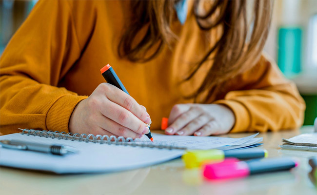 Đọc v&agrave; viết t&agrave;i liệu y khoa tiếng Anh thường xuy&ecirc;n l&agrave; c&aacute;ch n&acirc;ng cao kỹ năng tiếng Anh hiệu quả