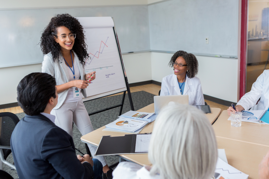 M&ocirc;i trường l&agrave;m việc năng động l&agrave; một trong những l&yacute; do chọn ng&agrave;nh Quản trị kinh doanh 