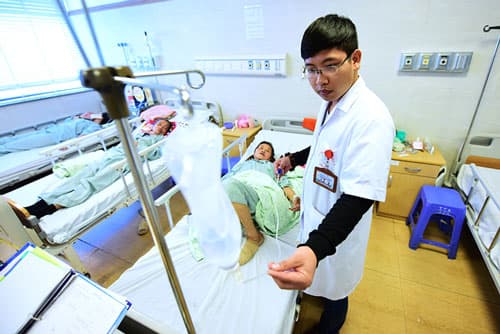 Sinh vi&ecirc;n ng&agrave;nh Y dược cần phải thực h&agrave;nh rất nhiều