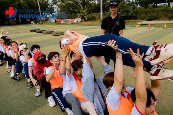 Tr&ograve; chơi Chuyền người tr&ecirc;n kh&ocirc;ng của sinh vi&ecirc;n Y Khoa Phạm Ngọc Thạch