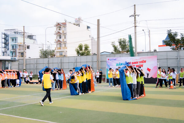 C&aacute;c đội chơi khẳng định sức mạnh tập thể qua tr&ograve; chơi B&aacute;nh xe khổng lồ