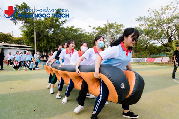 4 đội tham gia tr&ograve; chơi Bước ch&acirc;n thần tốc