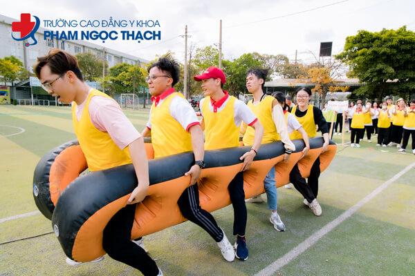 4 đội tham gia tr&ograve; chơi Bước ch&acirc;n thần tốc