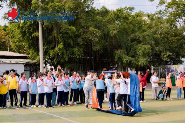 C&aacute;c đội chơi khẳng định sức mạnh tập thể qua tr&ograve; chơi B&aacute;nh xe khổng lồ